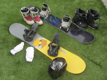2 Snowboards en toebehoren  beschikbaar voor biedingen