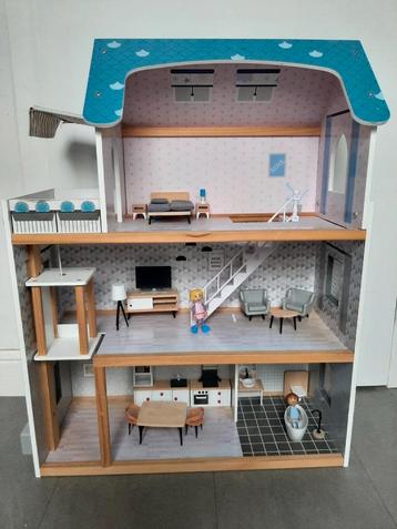 Groot poppenhuis met toebehoren  beschikbaar voor biedingen