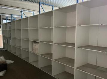 Gratis Urgent schappen gratis Grote houten kast 11 beschikbaar voor biedingen