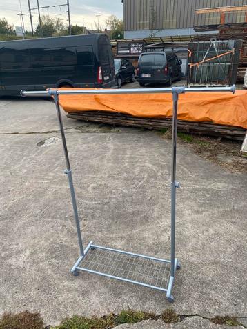 7 x garde robe sur cintre sur roulettes etat neuf beschikbaar voor biedingen