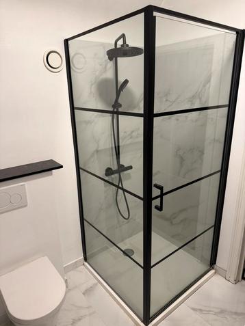 Complete badkamer met zwarte accenten – in goede staat beschikbaar voor biedingen