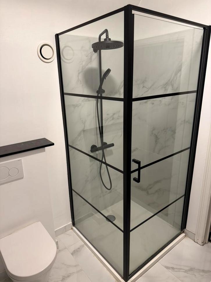 Complete badkamer met zwarte accenten – in goede staat, Huis en Inrichting, Badkamer | Complete badkamers, Gebruikt, Met douche