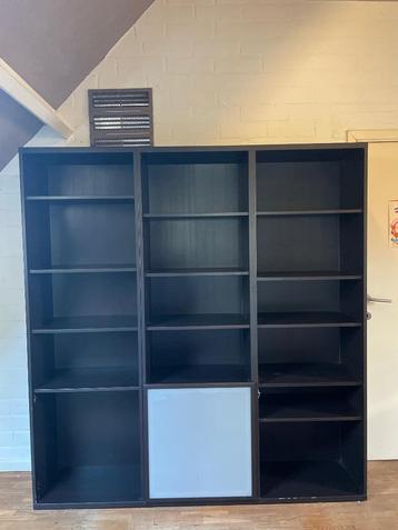 Boekenkast beschikbaar voor biedingen