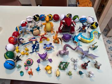 Collectie Pokémon poppen en pokéballs beschikbaar voor biedingen