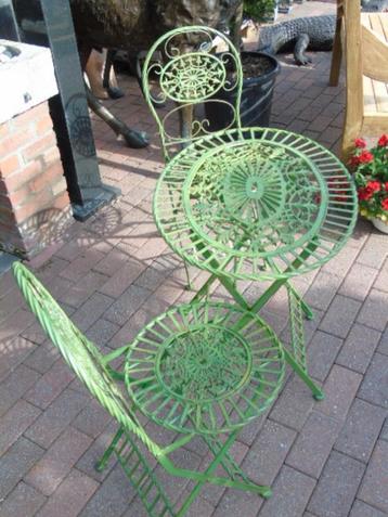 Tuinset van smeedijzer en gietijzer (tafel en 2 stoelen) beschikbaar voor biedingen