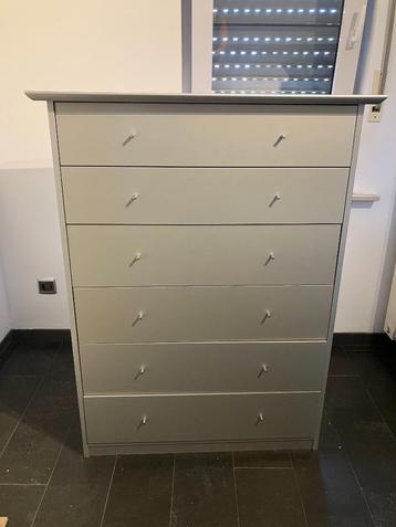 Commode 6 lades beschikbaar voor biedingen