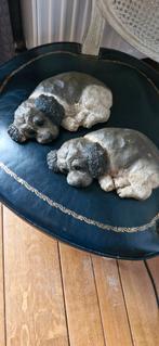 2 Vintage stenen slapende hondjes, Zo goed als nieuw, Ophalen