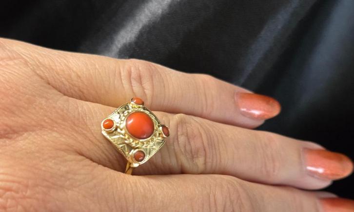Gouden antieke ring met bloedkoraal. 2025/645., Handtassen en Accessoires, Ringen, Zo goed als nieuw, Dame, 18 tot 19, Rood, Goud
