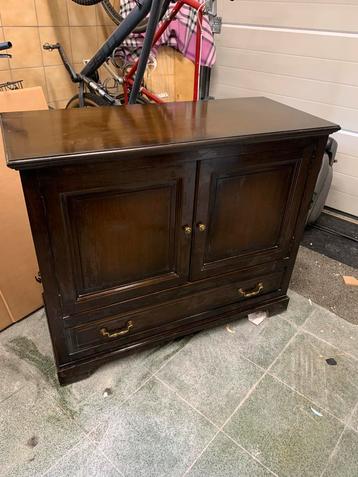 Houten kast  beschikbaar voor biedingen