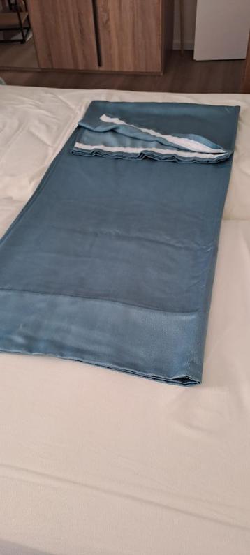 Tentures bleues beschikbaar voor biedingen