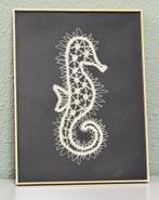Handgemaakt zeepaard zeepaardje +lijst gehaakt kant kantwerk, Hobby en Vrije tijd, Ophalen of Verzenden, Zo goed als nieuw