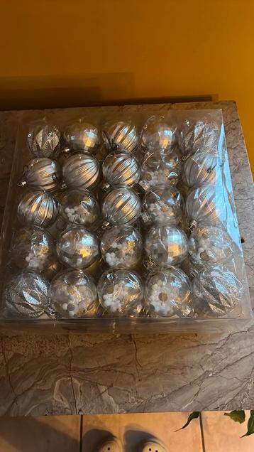 Doos met 50 gouden en zilveren plastic kerstballen beschikbaar voor biedingen