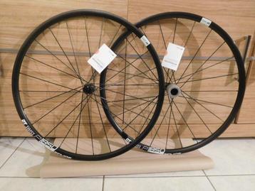 NIEUWE DT Swiss P1850 Spline 23 Disc-wielen beschikbaar voor biedingen