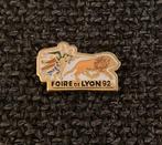 PIN - FOIRE DE LYON 92 - FRANCE - FRANKRIJK - LION - LEEUW, Verzamelen, Speldjes, Pins en Buttons, Gebruikt, Speldje of Pin, Verzenden