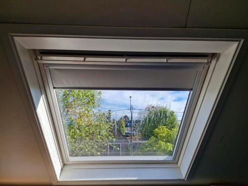 Veluxen GGLT 8 en GGL 410 dubbel glas met verduistergordijn, Doe-het-zelf en Bouw, Glas en Ramen, Gebruikt, Dakraam, Dubbelglas