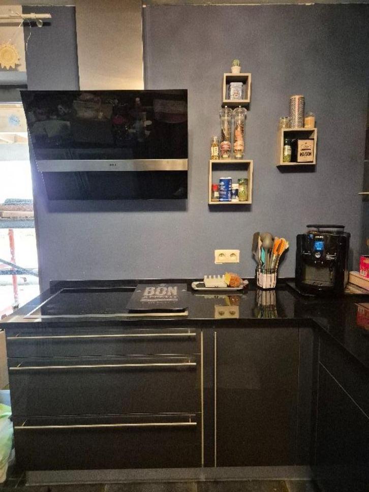 Uitgeruste keuken, Huis en Inrichting, Keuken | Complete keukens, Zo goed als nieuw, Hoekkeuken, Grijs, Graniet of Steen, Met kookeiland