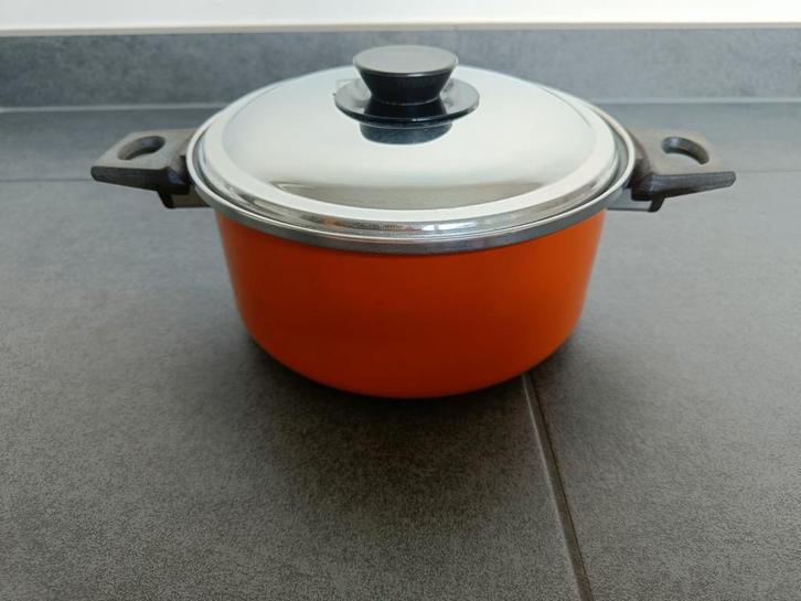 Retro kookpot in vintage oranje kleur!, Huis en Inrichting, Keuken | Potten en Pannen, Gebruikt, Kookpan of Snelkookpan, Ophalen of Verzenden