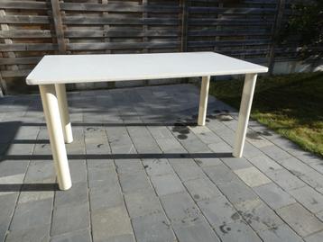 Witte stevige rechthoekige tafel beschikbaar voor biedingen