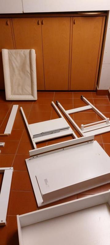 Verschonings tafel met babybad beschikbaar voor biedingen