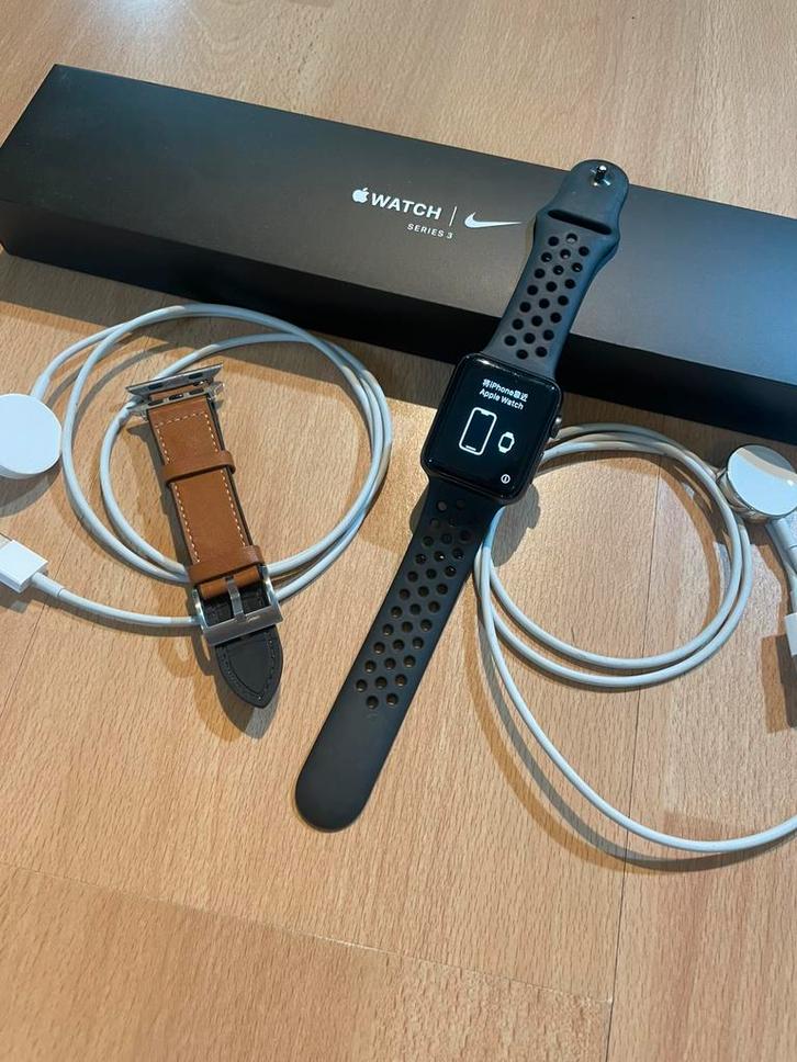 Apple Watch Nike – Zwart met extra lederen band + 2 laders, Handtassen en Accessoires, Smartwatches, Zwart, Ophalen of Verzenden
