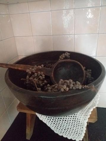 Oude boterteil met lepel beschikbaar voor biedingen