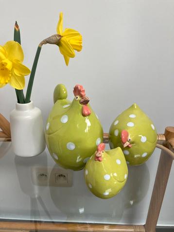 Paasdecoratie: 3 kippen beschikbaar voor biedingen