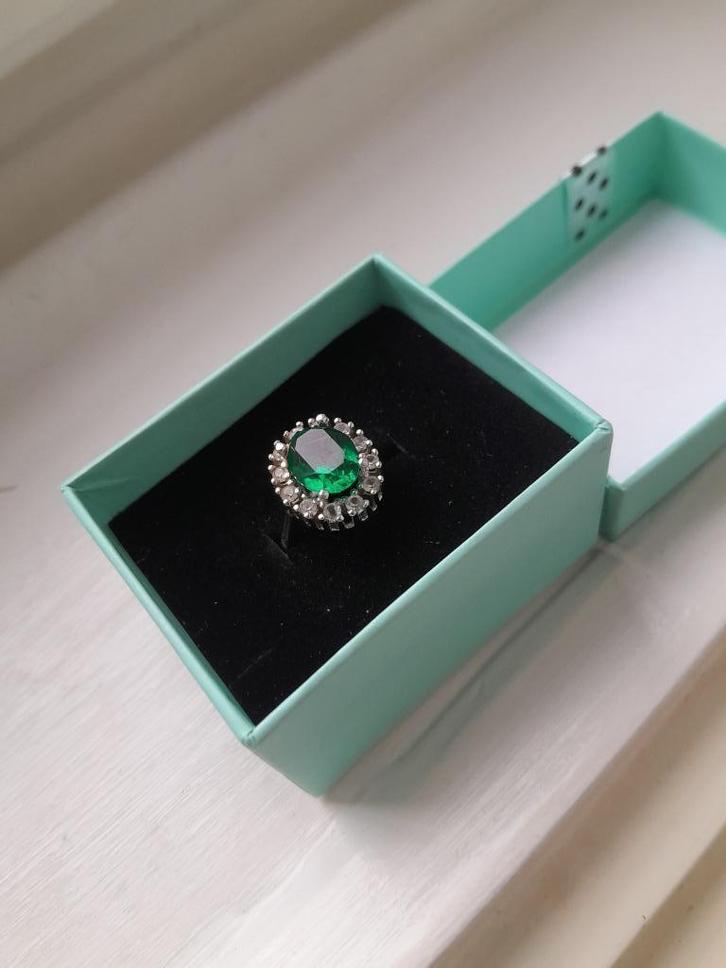 Klassieke zilveren damesring met een smaragd kleurige steen, Bijoux, Sacs & Beauté, Bagues, Neuf, Femme, 17 à 18, Vert, Argent