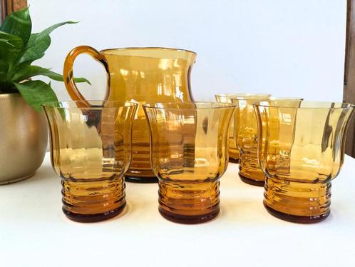 Retro amberkleurige schenkkan + 5 glazen in persglas, Antiek en Kunst, Antiek | Glaswerk en Kristal, Ophalen of Verzenden