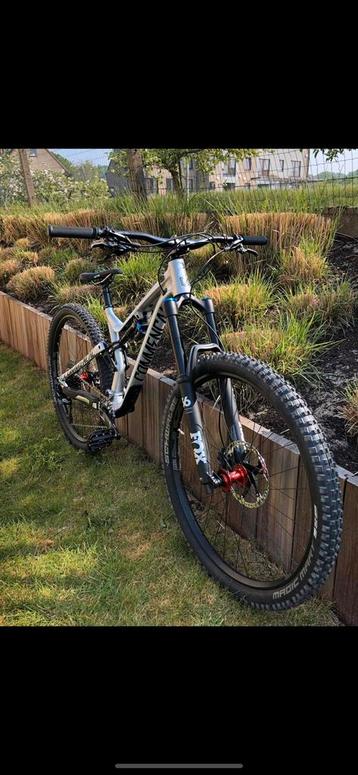 Brossé Commencal Meta AM 29 Essential Fox, Autres marques, Comme neuf, Enlèvement, VTT tout suspendu