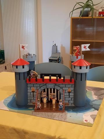 te koop: houten kasteel (merk: Janod) beschikbaar voor biedingen