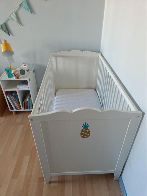 Babykamer Ikea Hensvik: bed, kast, kast met ververstafel, Kinderen en Baby's, Kinderkamer | Commodes en Kasten, Zo goed als nieuw