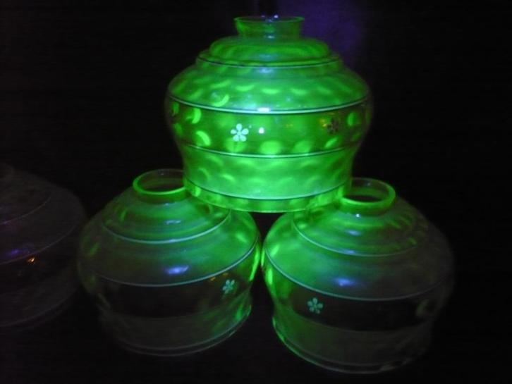 4 Art Deco lampenkappen glazen lusterkappen uraniumglas, Antiek en Kunst, Antiek | Glaswerk en Kristal, Ophalen of Verzenden