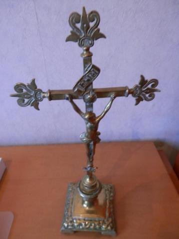 crucifix antique en cuivre sur pied