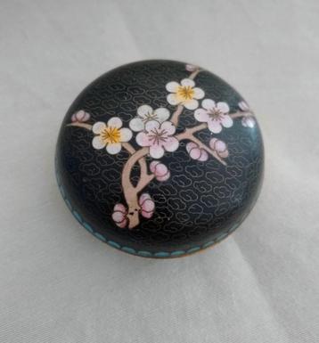 Cloisonné potje beschikbaar voor biedingen