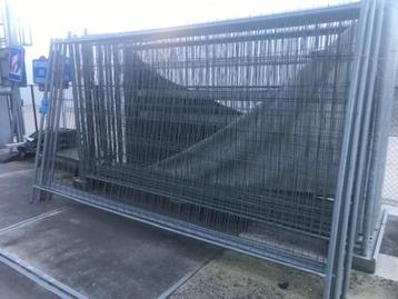 25 Werfhekken 3,5 x 2 m + betonblokken + opslagbok beschikbaar voor biedingen