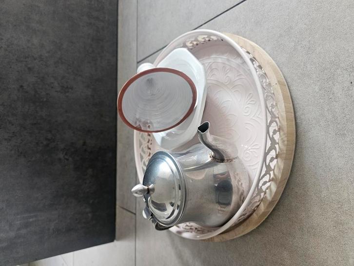 Marokkaanse theepot en mini-tajine op decoratief dien, Antiek en Kunst, Antiek | Zilver en Goud, Ophalen of Verzenden