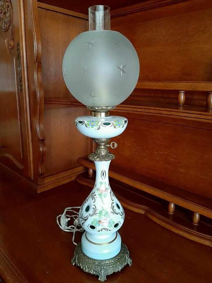 Belle lampe à huile ancienne en porcelaine et laiton,, Antiquités & Art, Antiquités | Éclairage, Enlèvement ou Envoi