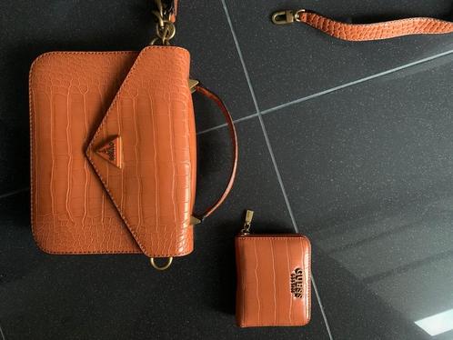 Handtas Geuss - (gratis portemonnee), Handtassen en Accessoires, Tassen | Damestassen, Zo goed als nieuw, Handtas, Oranje, Ophalen of Verzenden