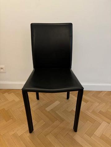 10 zwarte lederen stoelen beschikbaar voor biedingen