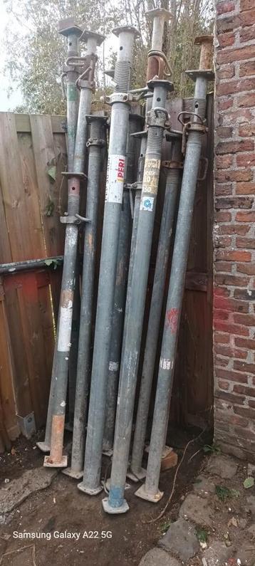 9 bouwstutten/schoren beschikbaar voor biedingen