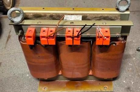 Transformateur triphasé 220v <~> 400v , puissance 11kva, Bricolage & Construction, Électricité & Câbles, Comme neuf, Enlèvement ou Envoi