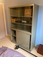 Ijzeren vitrinekast, Huis en Inrichting, Kasten | Vitrinekasten, Ophalen, Zo goed als nieuw, Glas