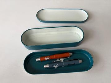 Kuifje pennenbakje + 2 stylos  beschikbaar voor biedingen