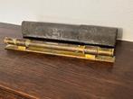 Antieke messing waterpas, in metalen houder, Ophalen