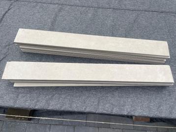 Plinthes carrelage beige clair beschikbaar voor biedingen