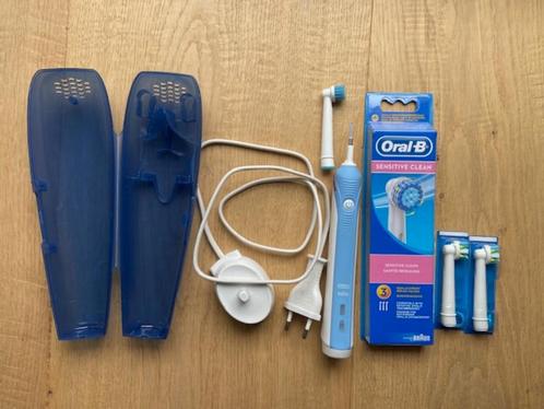 Brosse à dents électrique Braun Oral-B+3 brossettes+boitier, Handtassen en Accessoires, Uiterlijk | Mondverzorging, Zo goed als nieuw