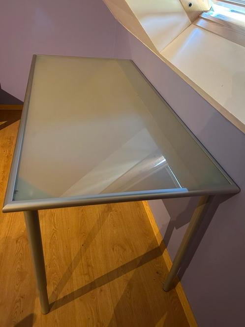 Axxi Bureau met glazen blad - in hoogte verstelbaar, Huis en Inrichting, Bureaus, Ophalen