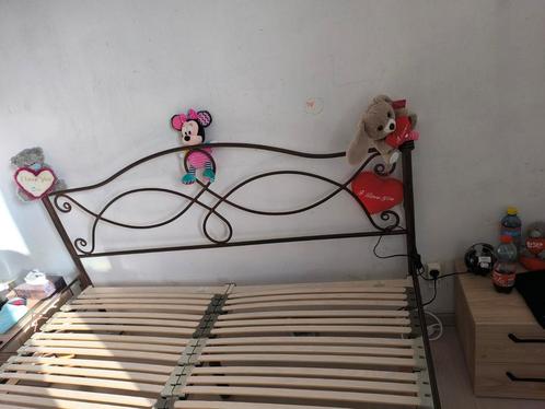 Oud Bruin ijzeren bed, Huis en Inrichting, Slaapkamer | Bedden, Gebruikt, Bruin, Ophalen