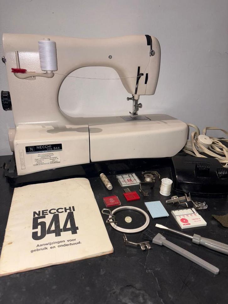 Necchi 544naaimachine Compleet met accessoires & handleiding, Hobby & Loisirs créatifs, Machines à coudre & Accessoires, Comme neuf