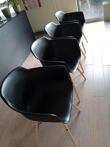 4 magnifiques chaises noires intactes 